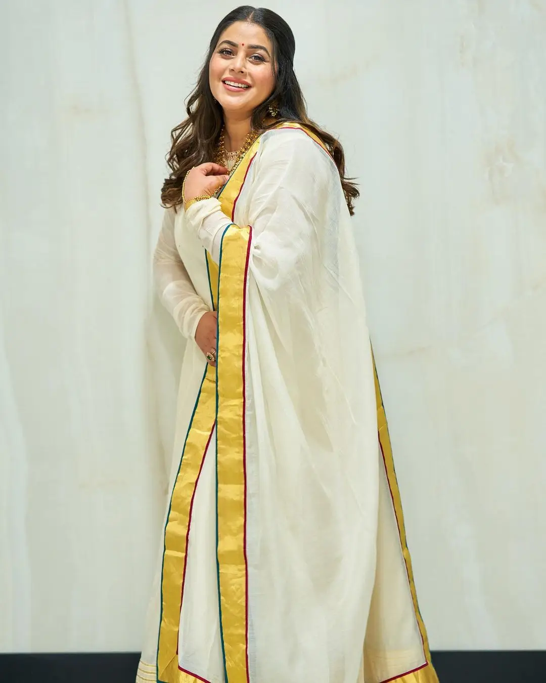 SOUTH INDIAN ACTRESS SHAMNA KASIM STILLS IN WHITE DRESS 3